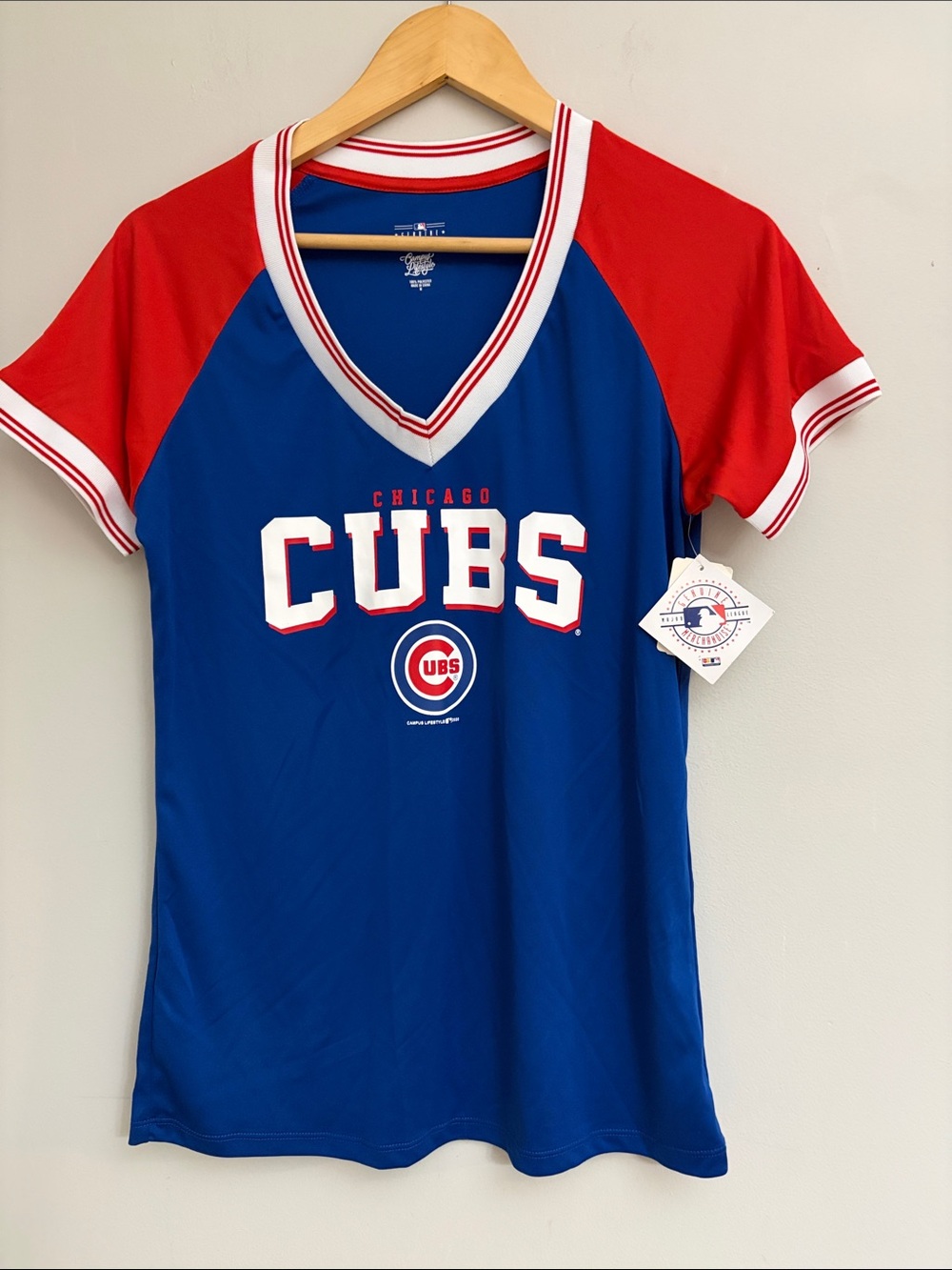 MLB Chicago Cubs V‑Neck Raglan Top in Blue & Red